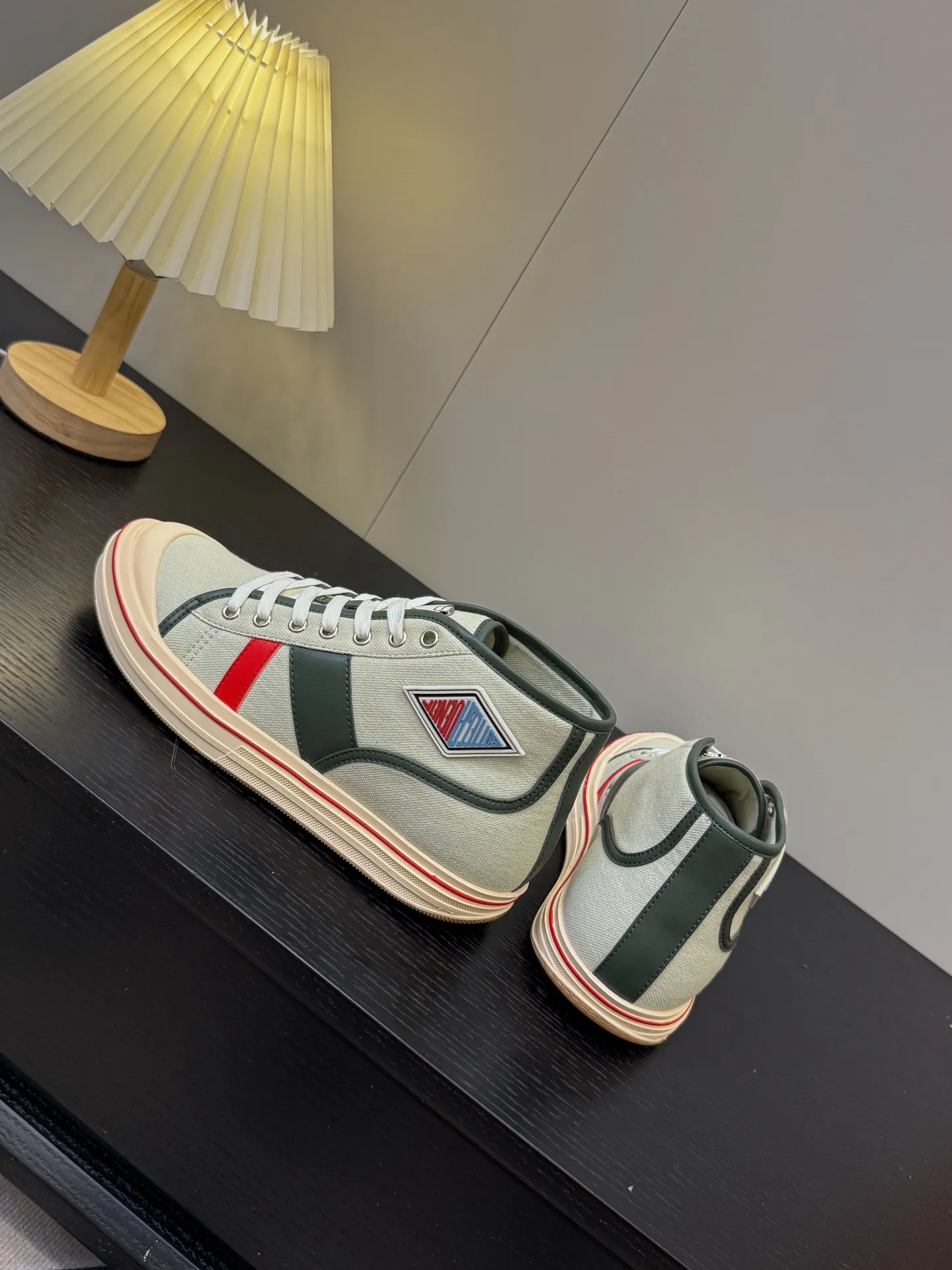 👟👟Ex-factory price 480👟👟 (Men’s size +1️⃣0️⃣) BVOrbit’s latest 2025 catwalk model, developed 1:1 from the original board, classic color matching elements! This is the biggest highlight of this shoe, eye-catching but not exaggerated design, super cool for daily use, super versatile whether paired with pants, sweaters or skirts, looks good no matter how you wear it, the more you look at it, the more you like it ❗️ Outsole: Original outsole Color: 4 colors Size: Female 35-40 Male 39-44